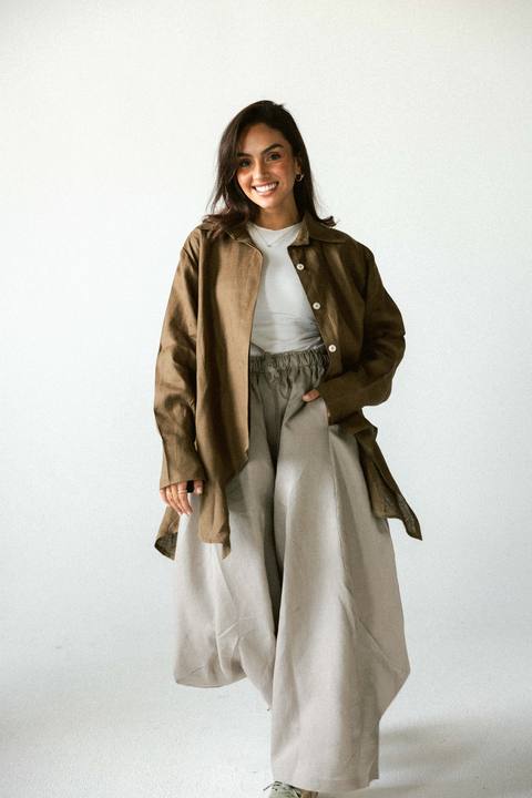 Curved pant in cafe