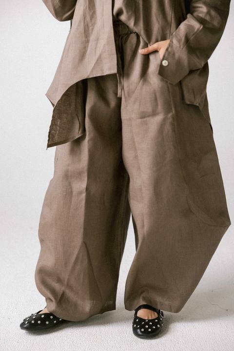 Curved pant in light brown