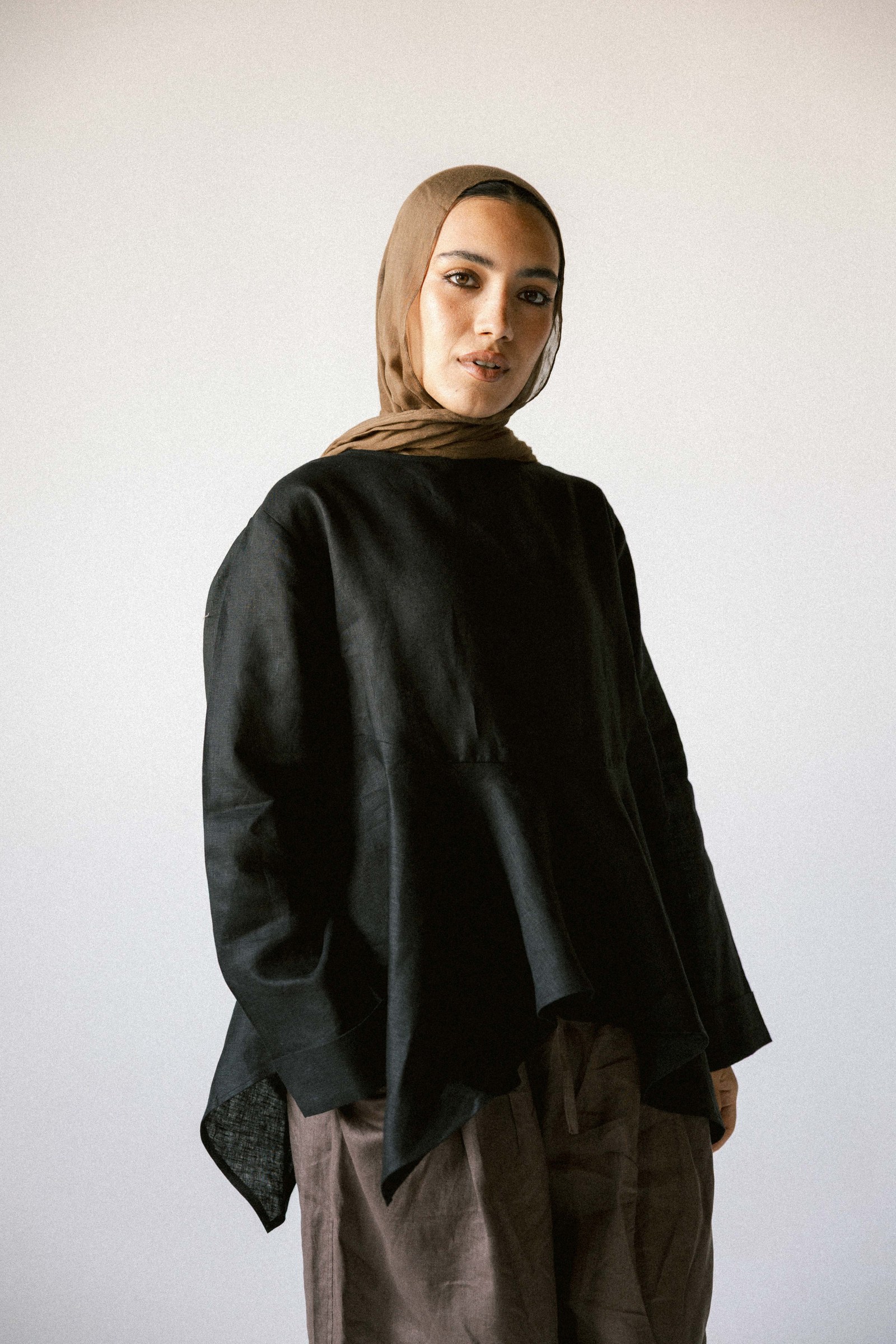 Ruffeled linen top in black