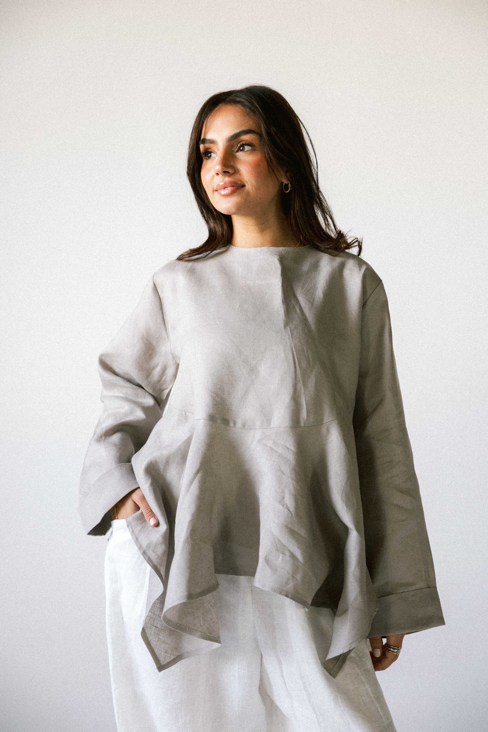 Ruffeled linen top in griesh