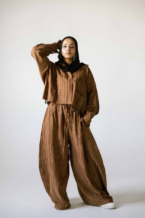 Strips set in brown