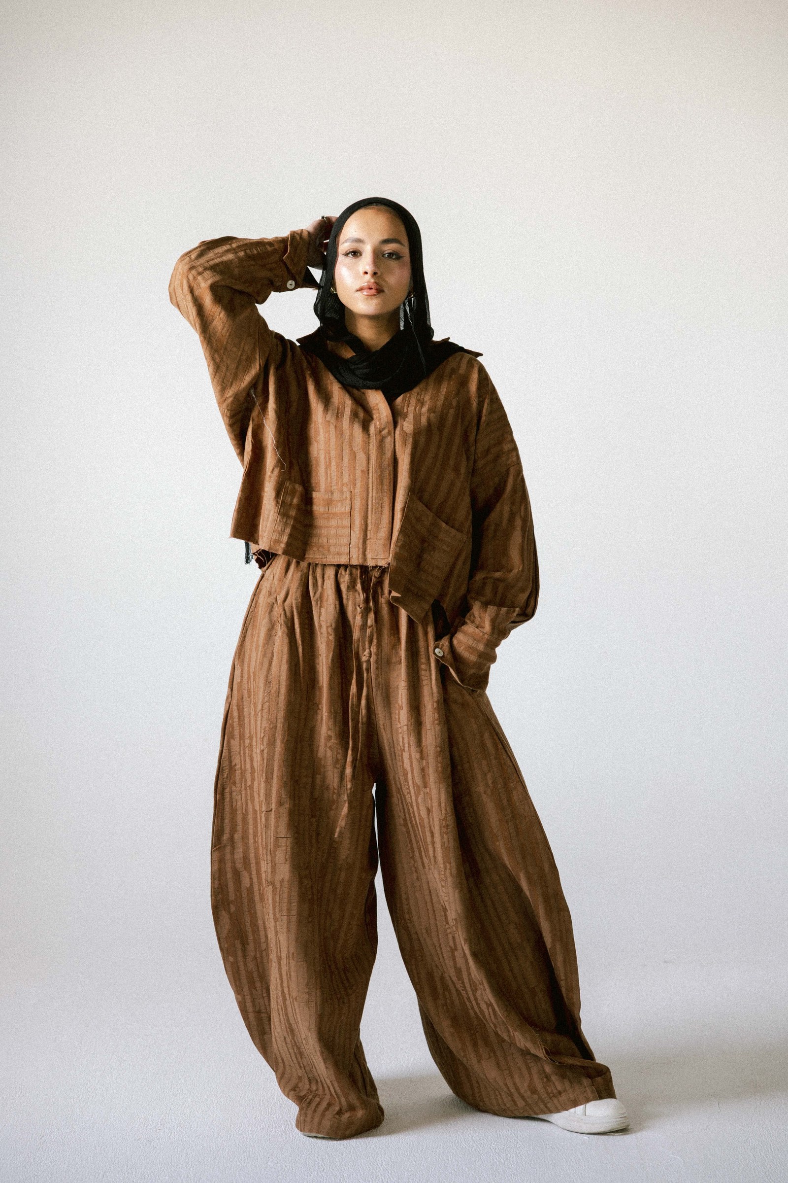 Strips set in brown