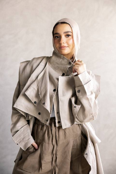 Jouzoor linen coat in cafe