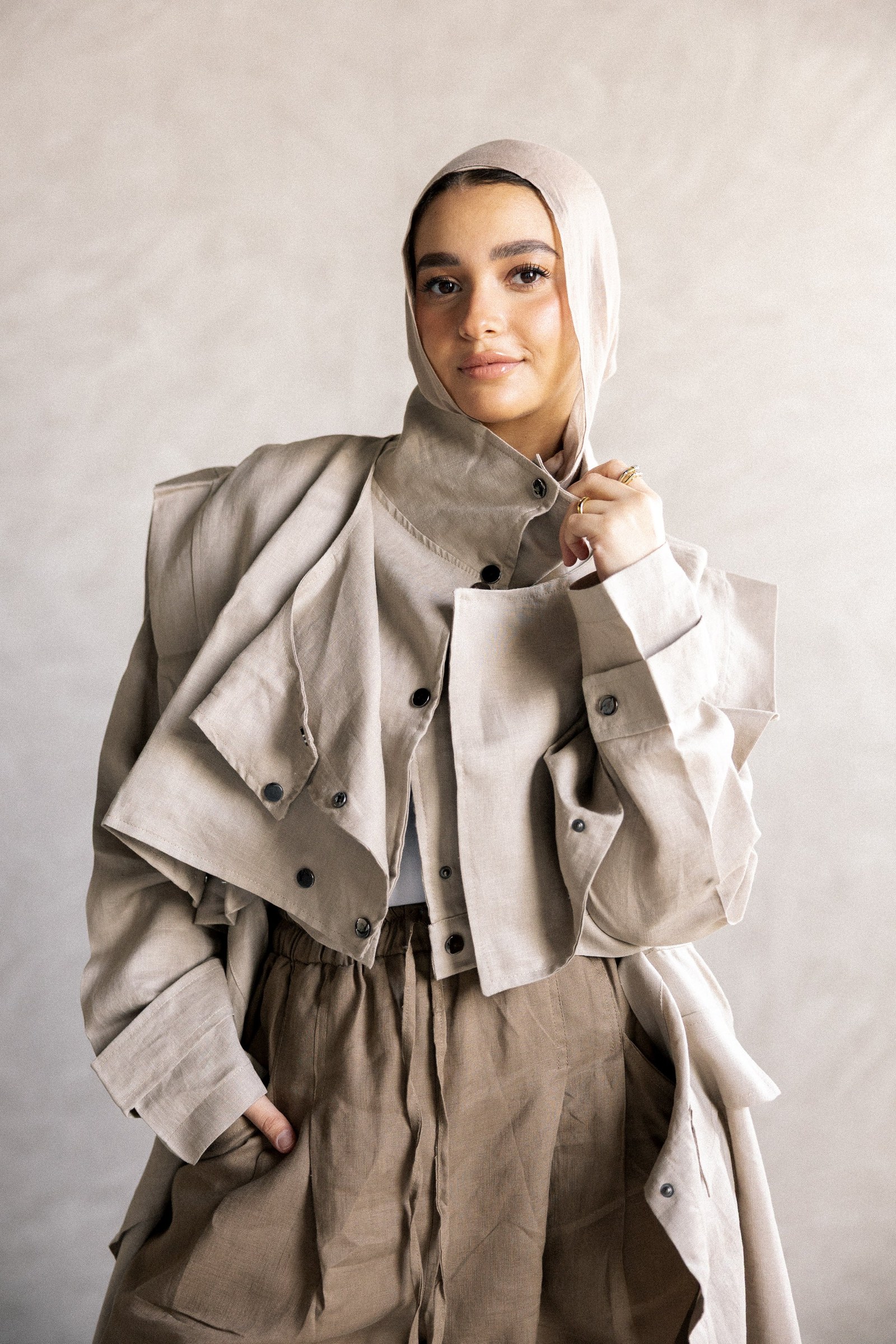 Jouzoor linen coat in cafe