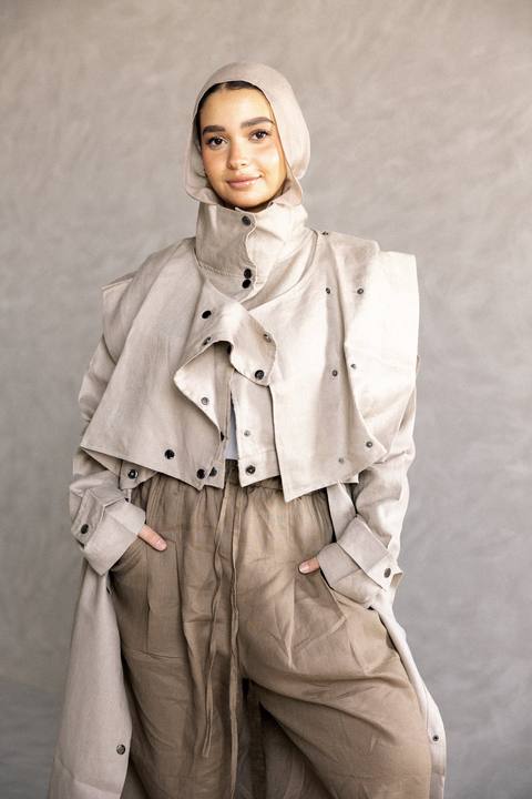 Jouzoor linen coat in cafe