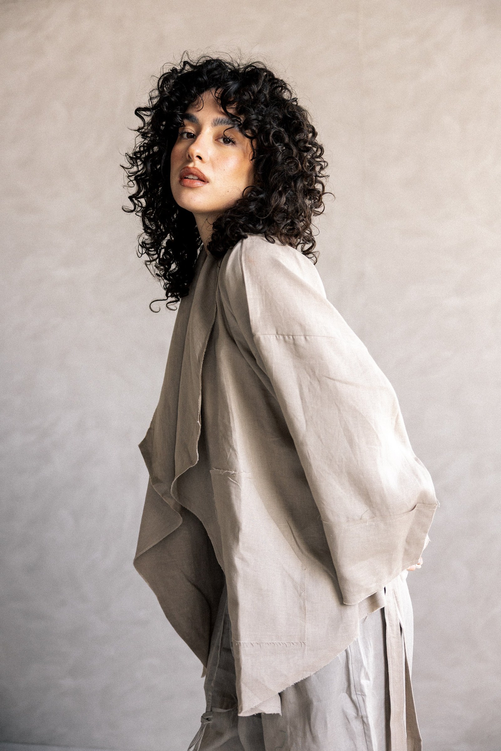 Collar kimono in cafe
