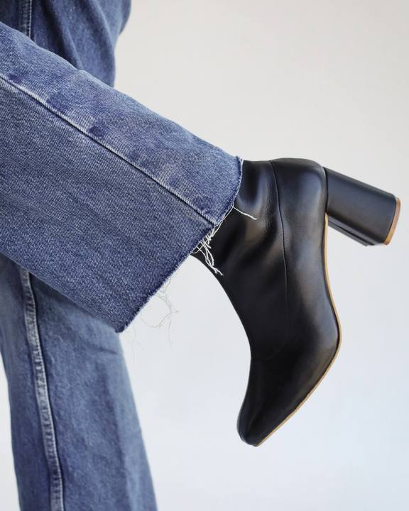 Square leather ankle boots in black