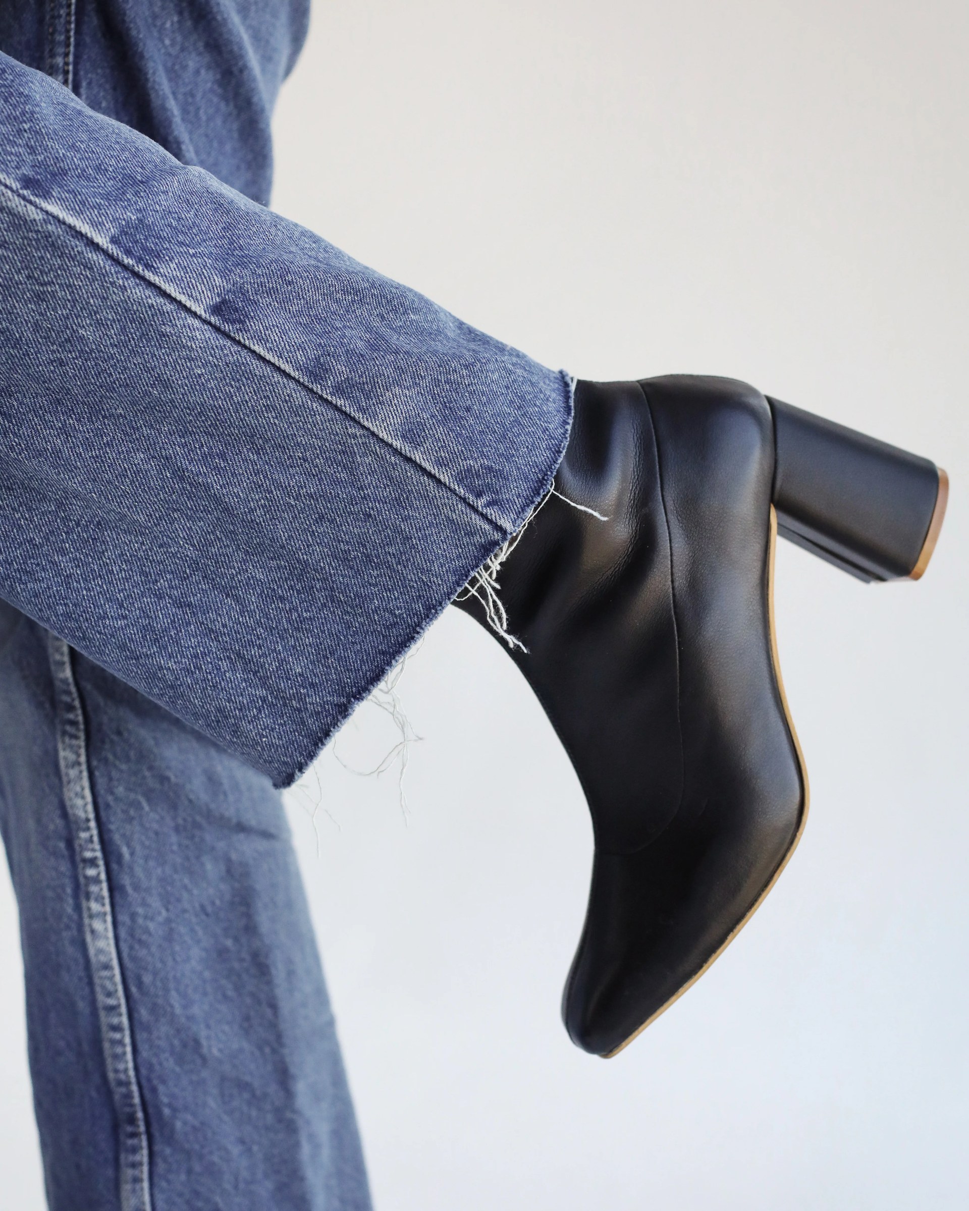 Square leather ankle boots in black