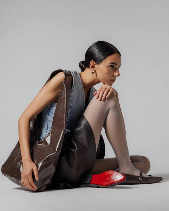 Leather shoulder bag in Mocha