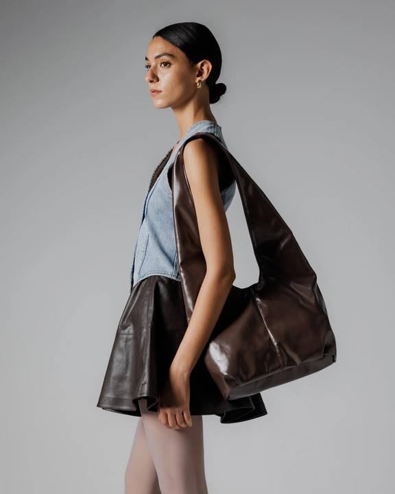 Leather shoulder bag in Mocha