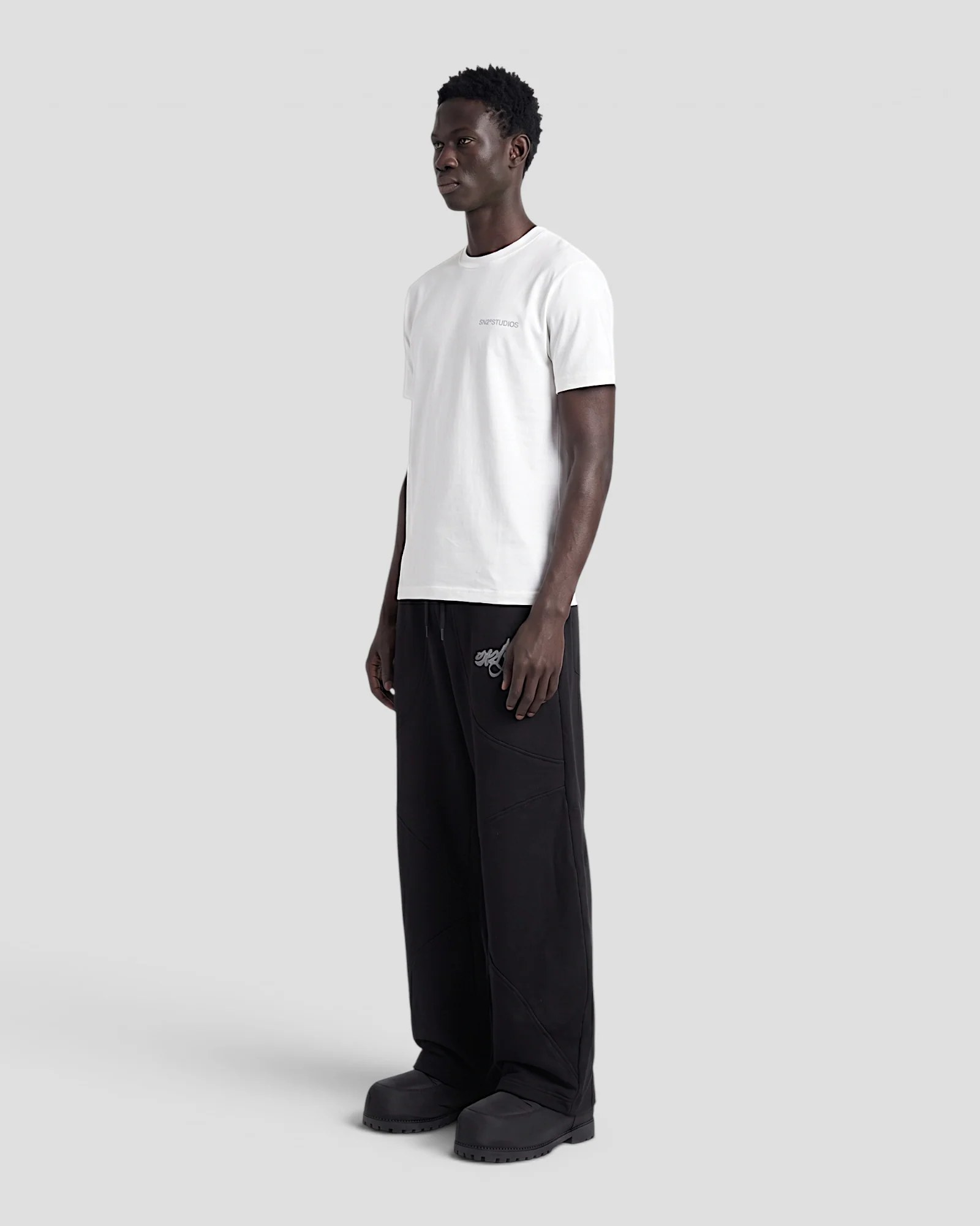 LOGO WHITE REGULAR TEE