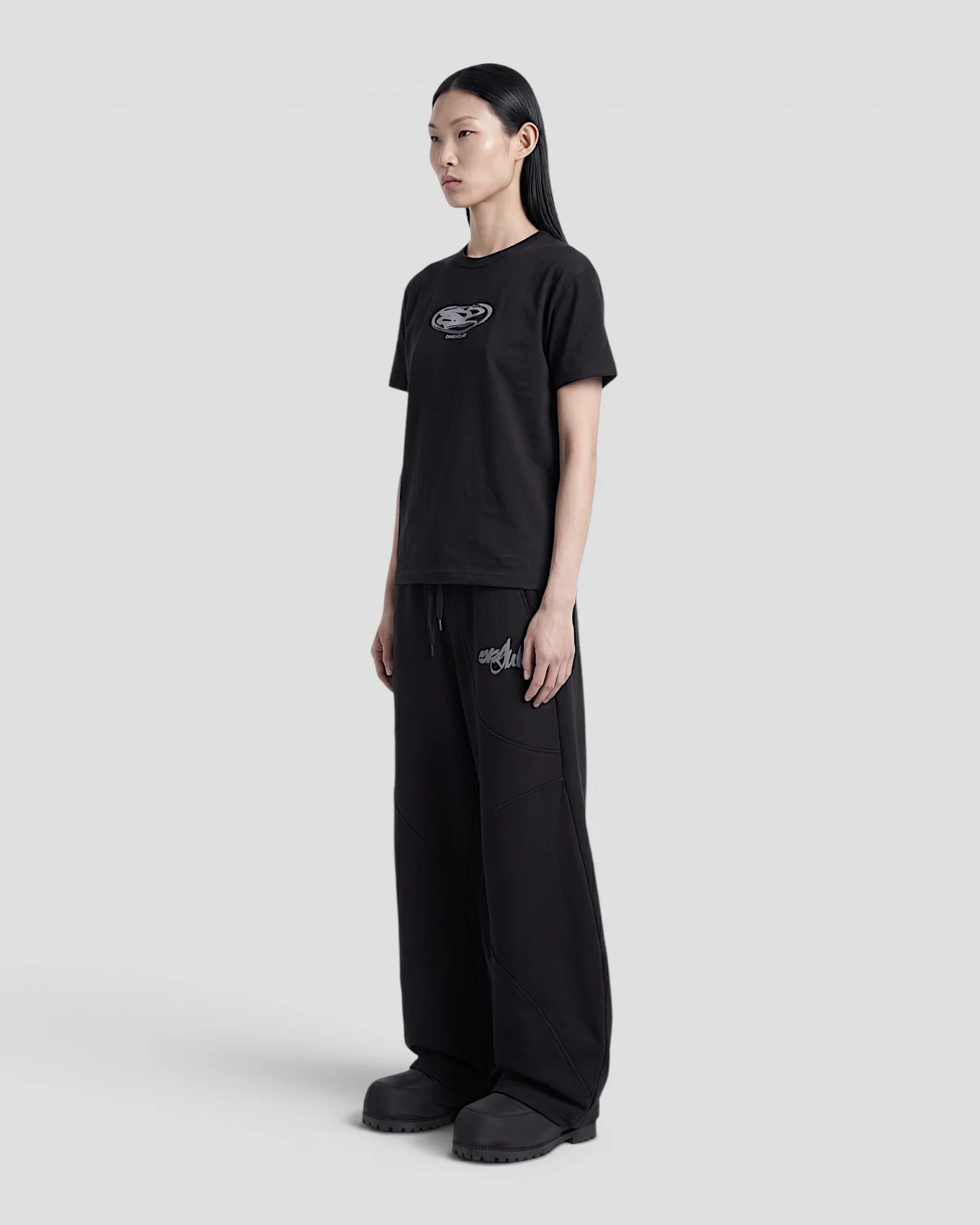 OVALADO BLACK REGULAR TEE